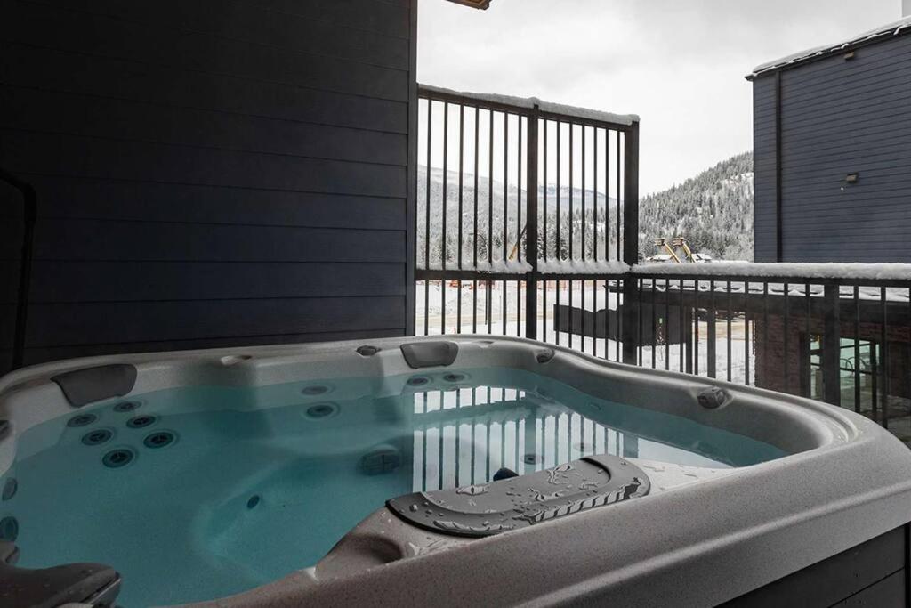 Tally Ho By Revelstoke Vacations المظهر الخارجي الصورة